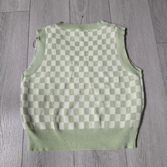 NWOT Love Tree Green/White Checkered Sweater Vest Medium - Picture 2 of 4